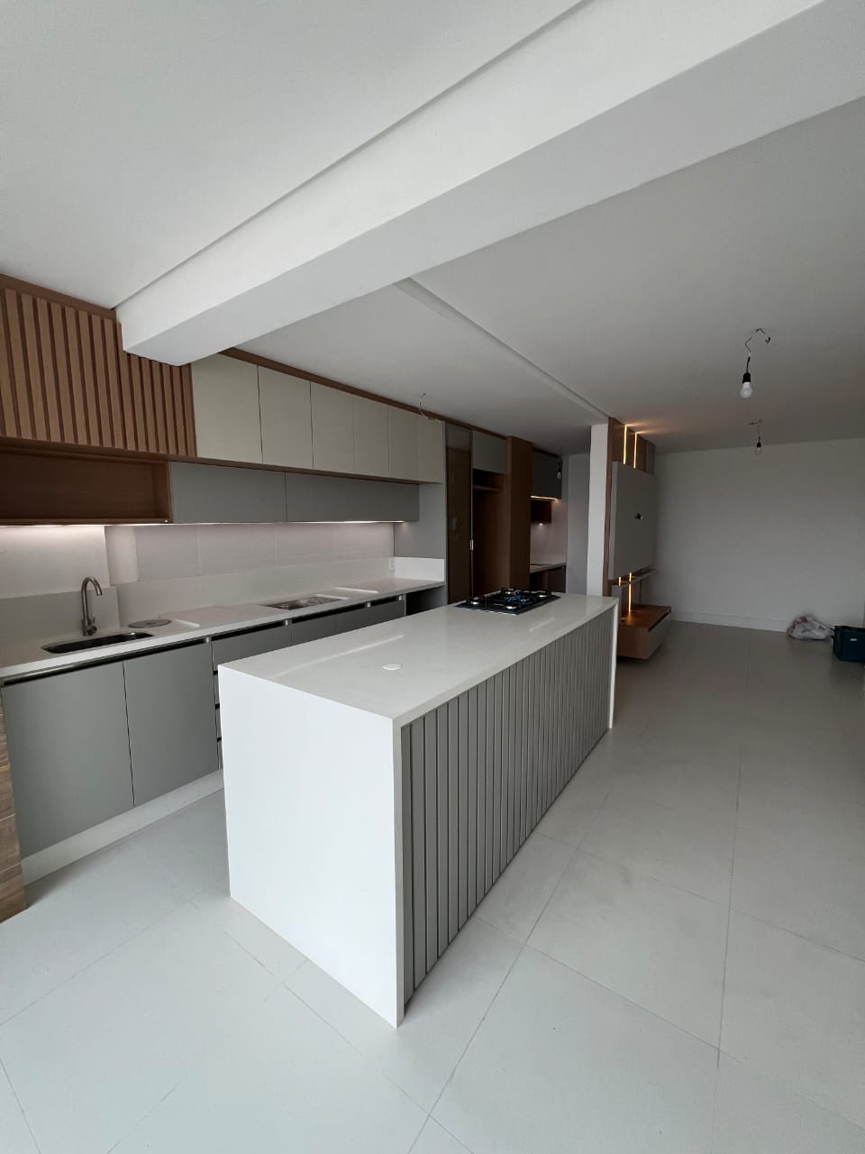 Cozinha com Ilha Branca