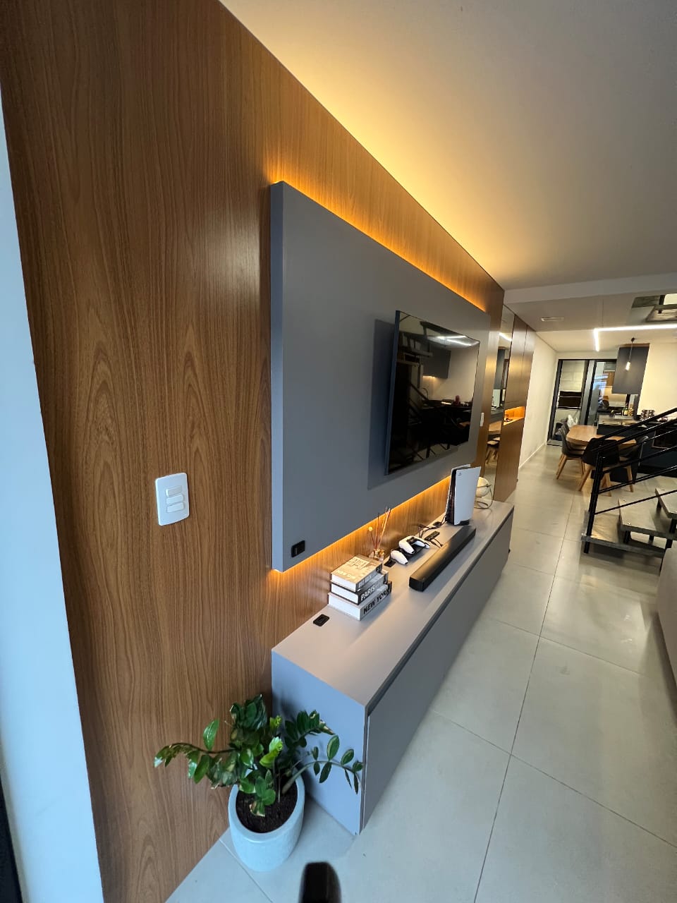 Sala com Painel de Madeira e LED