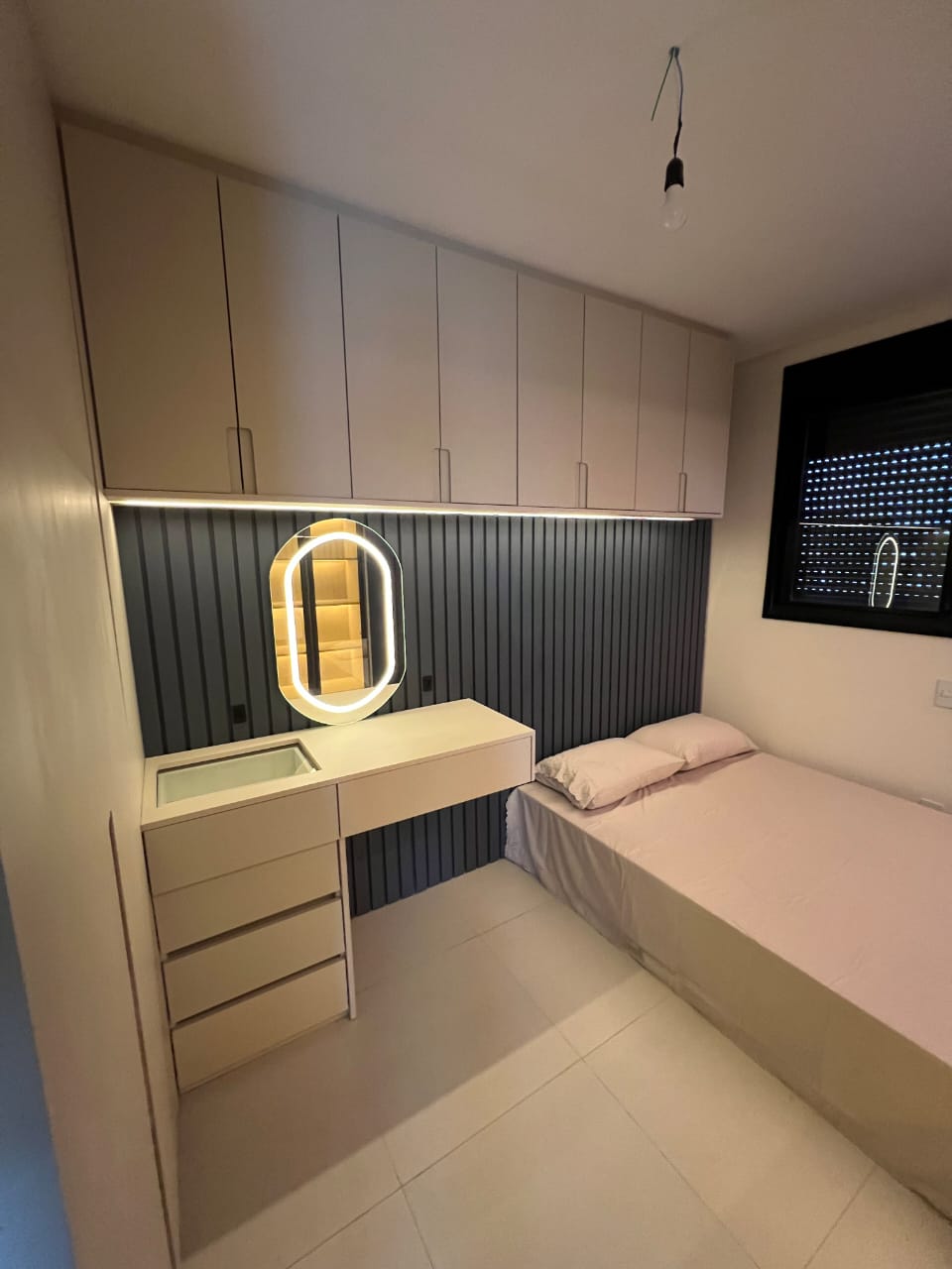 Quarto com Painel Ripado e Penteadeira